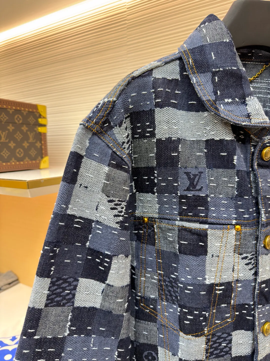 LOUIS VUITTON ●Description: Using denim fabric to create a standard version, the Damier jacquard texture pattern is presented through exquisite splicing technology, showing Nigo's deep understanding of Japanese traditional craftsmanship. The design cleverly combines workwear elements with modern aesthetics. The curved collar line is smooth and elegant, perfectly balanced with the overall silhouette. The details are embellished with shiny domed metal buttons and rivets, adding sophistication to the overall look. Adjustable straps at the back waist ensure comfort. The overall wiring is straight and delicate, the fabric is comfortable and soft, and the color is consistent without color difference. It can be matched with the same style to create a fashionable look and control various occasions. Customized accessories, complete with three standards, same style for men and women!